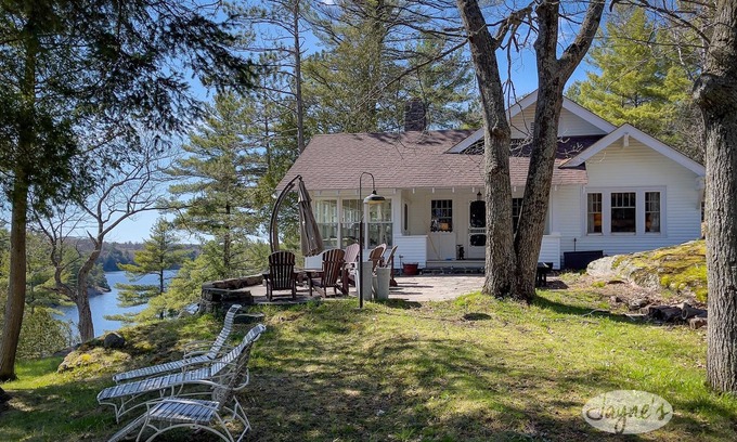 Georgian Bay Cottage | 5 bedroom, 4 bath, Lake Joseph, Sunsets! Amazing views! Privacy! Old Muskoka!
