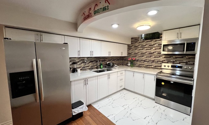 East Credit Apartment | An Elegant and Cozy 2-bedroom space near Heartland Towncenter