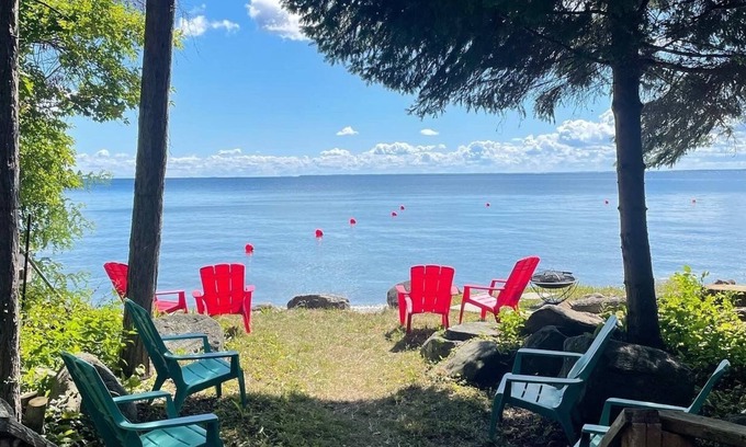 Innisfil Cottage | Beach Front Cottage on Beautiful Lake Simcoe