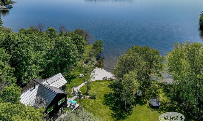 Minett Cottage | Brand New Build on Rosseau! 6 beds, 3 baths! Beach! Electric car charging!