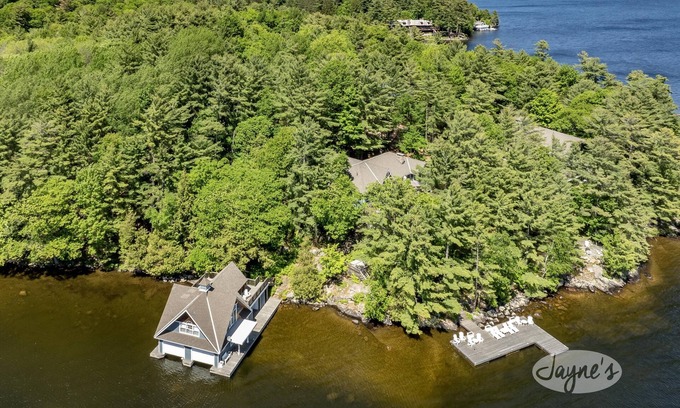 Minett Cottage | Charming 4 bed 4 bath cottage on Lake Rosseau with Boathouse! SW Exposure!