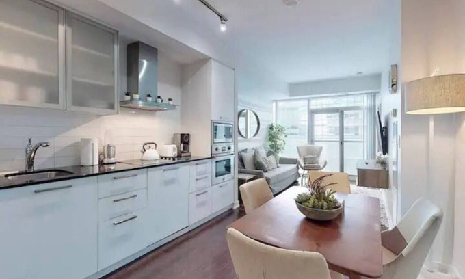 Toronto Entertainment District Condo | Charming CN Tower view condo, steps to Scotiabank Arena and Rogers Centre