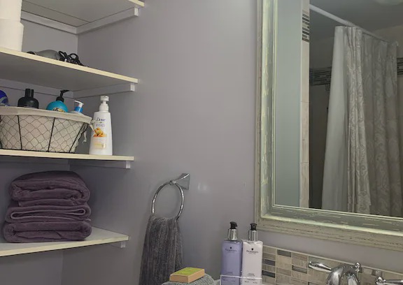 Vanier North Apartment | Chic Artsy Apartment with Parking 5 mins from Downtown