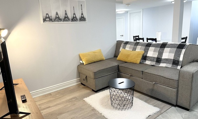 Erin Mills House | Clean & Cozy Basement Appartment