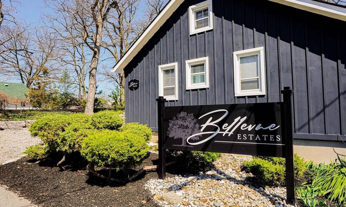 Grand Bend Cottage | Colonial Hotel & Suites - Bellevue Lodge