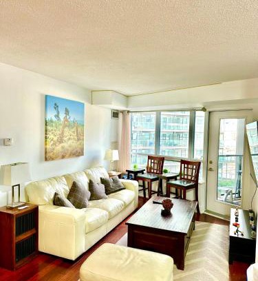 Toronto Entertainment District Apartment | Core Downtown Toronto-3 Bedrooms-2 Bathrooms-Washrooms-Free Parking-CN Tower-Ripleys Museum-Blue Jays Stadium In front-Indoor Gym-Swimming Pool-Jacuzzi Sauna-Filter Drinking Water-WiFi