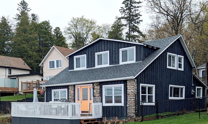 Dunsford Cottage | Cozy century cottage. Just steps from water