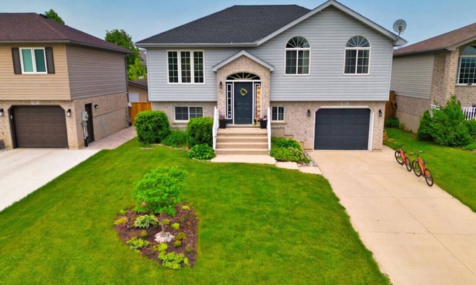 Meaford House | Cozy Cottage for Fall Getaways/Scarecrow Invasion