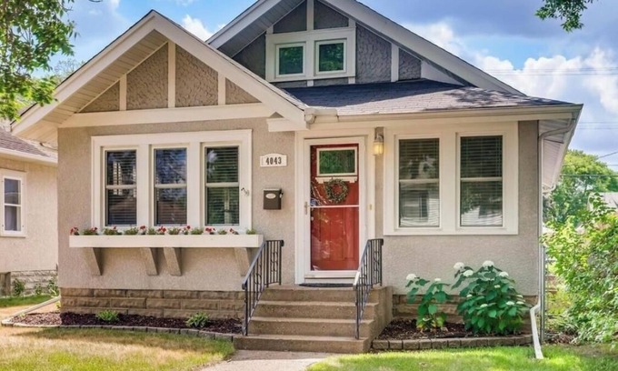 Victory House | Cozy Minneapolis Bungalow - 2 bedroom, your home away from home!
