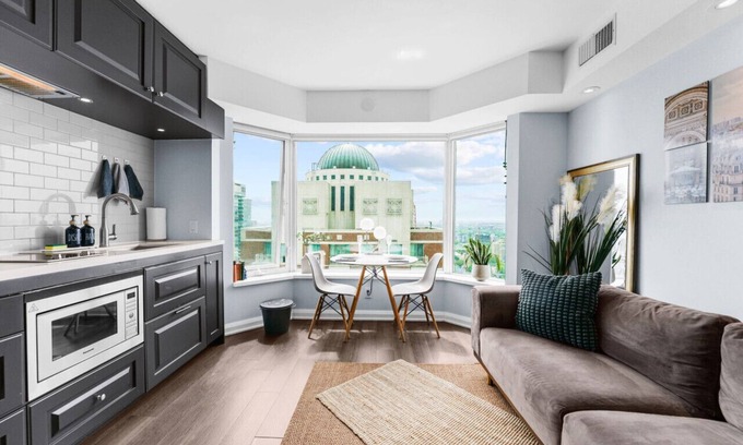 Midtown Toronto Apartment | Downtown Condo Near City Attractions and UofT Campus - Direct Access to Subway