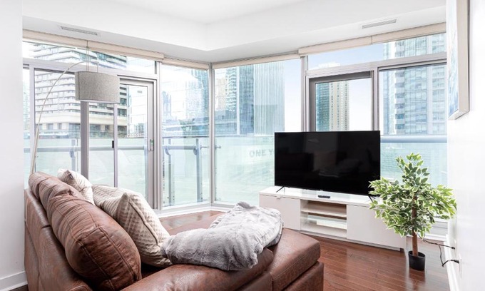 Toronto Entertainment District Apartment | Downtown Toronto condo mins from Scotiabank arena, TIFF, CN TOWER, UNION, MTCC