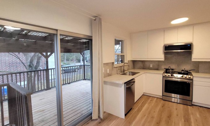 Thornhill House | Enter luxurious house.