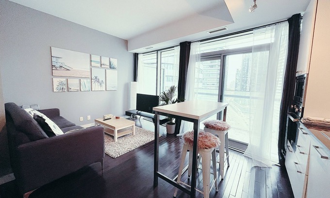 Toronto Entertainment District Apartment | Entire Place 1BR Condo in the heart of Toronto! Short Term Also Available