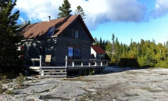 Manitoulin District Cabin | Gorgeous Waterfront Log Cabin off-grid paradise pet friendly