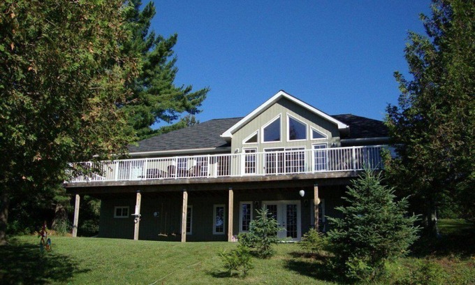 Haliburton Cottage | Halfmoon Paradise Cottage - Lakefront Luxury Cottage