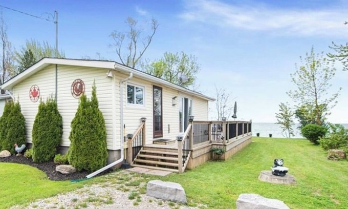 Dunnville Cottage | Lake/Beachfront/Firepit/sleeps 6/Pet Friendly/Heated