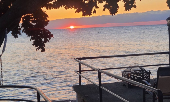 Selkirk Cottage | Lakefront Cottage - Erie Breeze - 3 bedroom, WIFI