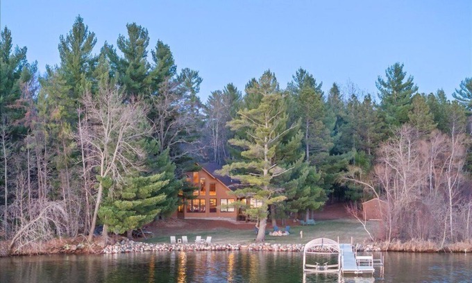 Pequot Lakes Cabin | Lakeside 7 Acre Cabin by Nisswa! Private Tennis Court and 200+ ft Sandy Shore!