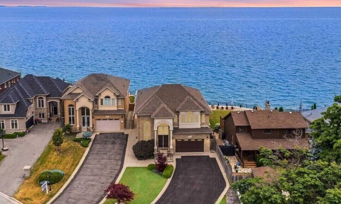 Stoney Creek Villa | Lakeside Villa – Luxury Waterfront Retreat with Skyline Views