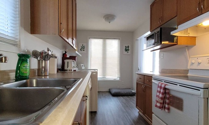 North Bay House | Large 3 bedroom unit, family friendly neighbourhood close to parks!