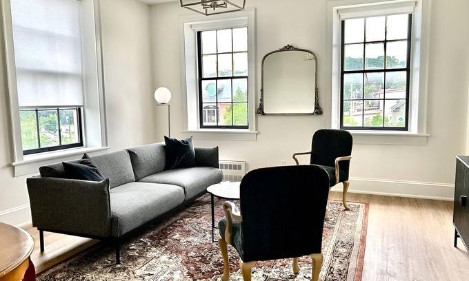 Port Hope Apartment | Modern suite (2 Queens) on the River