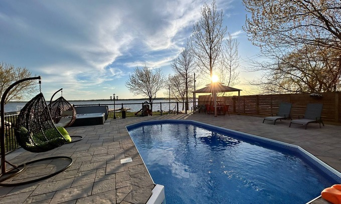 Valentia Cottage | (Monthly Rental only)Lakeside Retreat w/Swimming Pool & Hot Tub