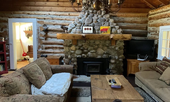 Washago Cottage | Muskoka Log Cabin with Modern Amenities