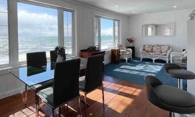 Wainfleet House | Niagara Dreamhouse on the Lake-Private Beach