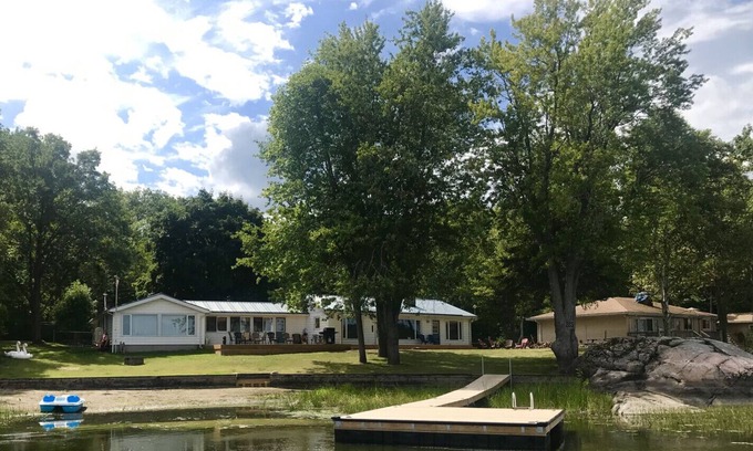 Tweed Cottage | Parisi's Paradise - Trophy Muskie Fishing on Stoco Lake!