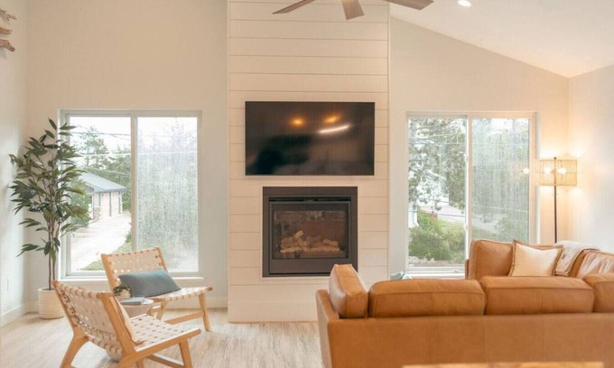 Park Point House | Park Point Scandinavian Home๐ฒ Family Retreat โ๏ธ ๐ Pet Friendly ๐พ