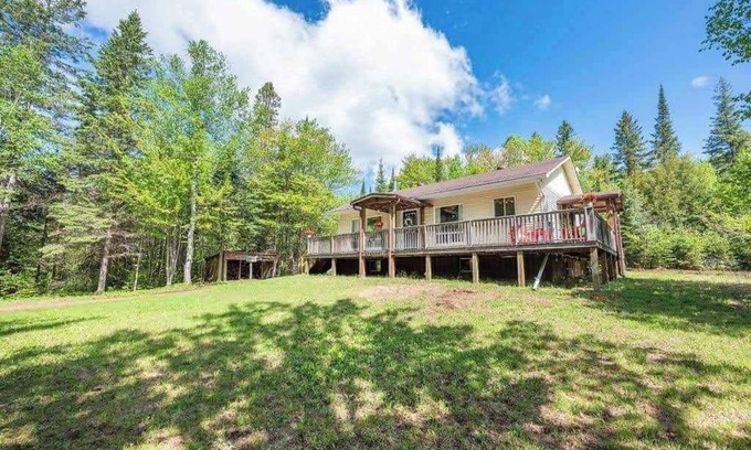 Whitney House | Peaceful sound's of nature!right outside the east gate of Algonquin park .