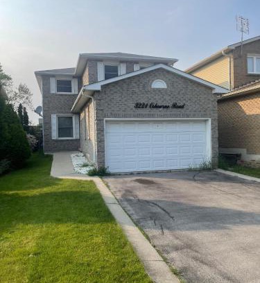 Erin Mills House | Perfect Friends & Family Getaway - Spacious 3BR with Backyard