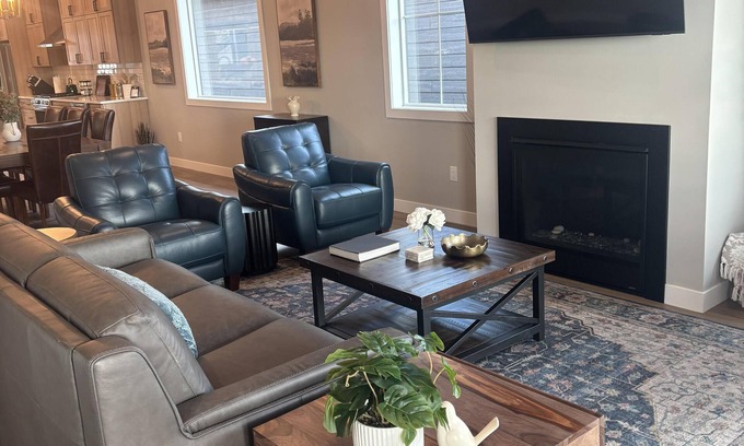 Duluth House | RiverWest Sunrise View - Brand new river view - Dog friendly- Sauna