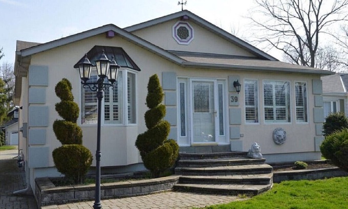 Old Town Historic District House | Sasson House, Short stroll to Queen Street