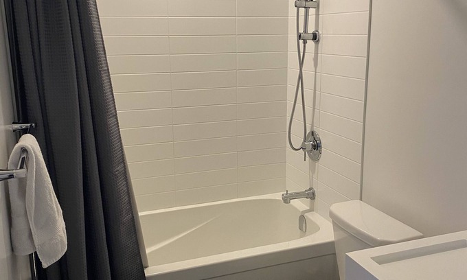 Downtown Toronto House | Spacious 1+den Condo in the Heart of Downtown