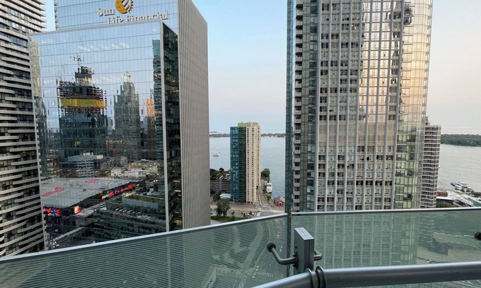 Downtown Toronto Condo | Spacious 3 Bedroom Apartment With amazing views!