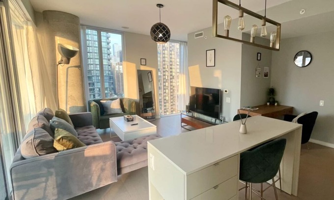 Downtown Toronto Condo | Spacious apartment in the heart of Toronto! Close to historic & touristic sites.