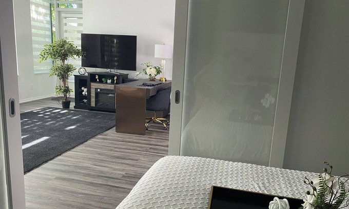 Fort York Condo | Stylish 3-bed Toronto Waterfront Suite. 15 minutes from Union Station
