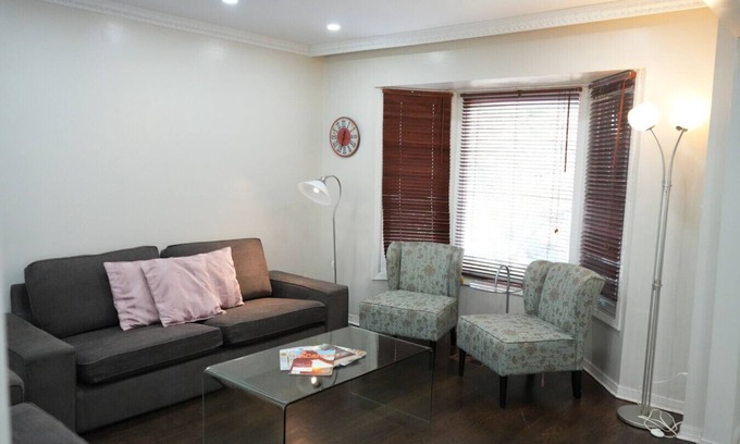 Mississauga House | Stylish Mississauga Escape Near Downtown