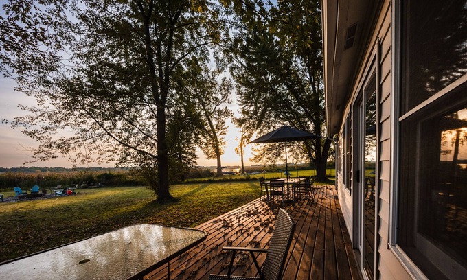 Wyoming Cabin | Sunset Bay - Experience Stunning Sunsets on Coon Lake - Charming 2 Bedroom House