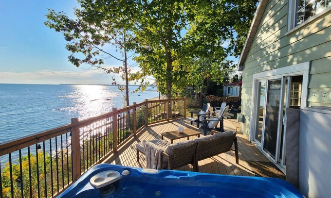 Selkirk Apartment | Sunset Escape | Hot Tub, Pet-Friendly & Firepit