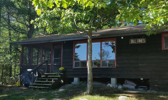 Selwyn Cottage | "Tall Pines" Cosy, waterfront cottage on Stoney Lake.