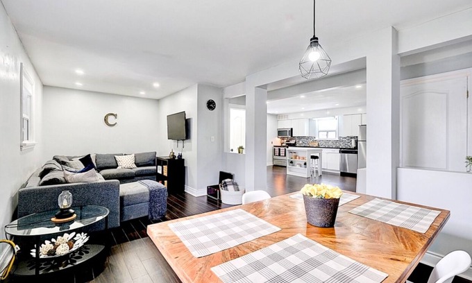 Brampton West House | THE CENTRAL OASIS | Beautifully Designed Private 3 Bedroom