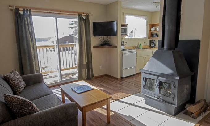 Lake of Bays Cabin | Traditional 2 Bedroom Cottage