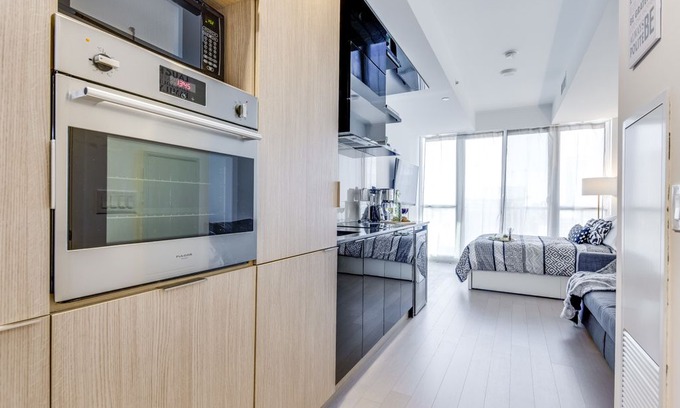 Financial District Apartment | Up-Scale Studio in Downtown Toronto