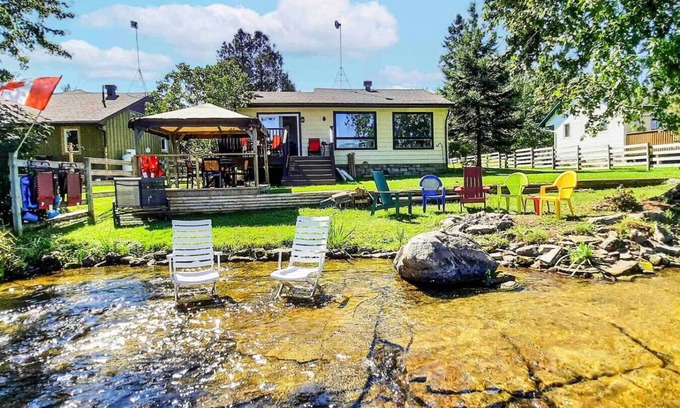 Drummond-North Elmsley Cottage | Waterfront Cottage, Wi-Fi | Netflix | Dog Friendly