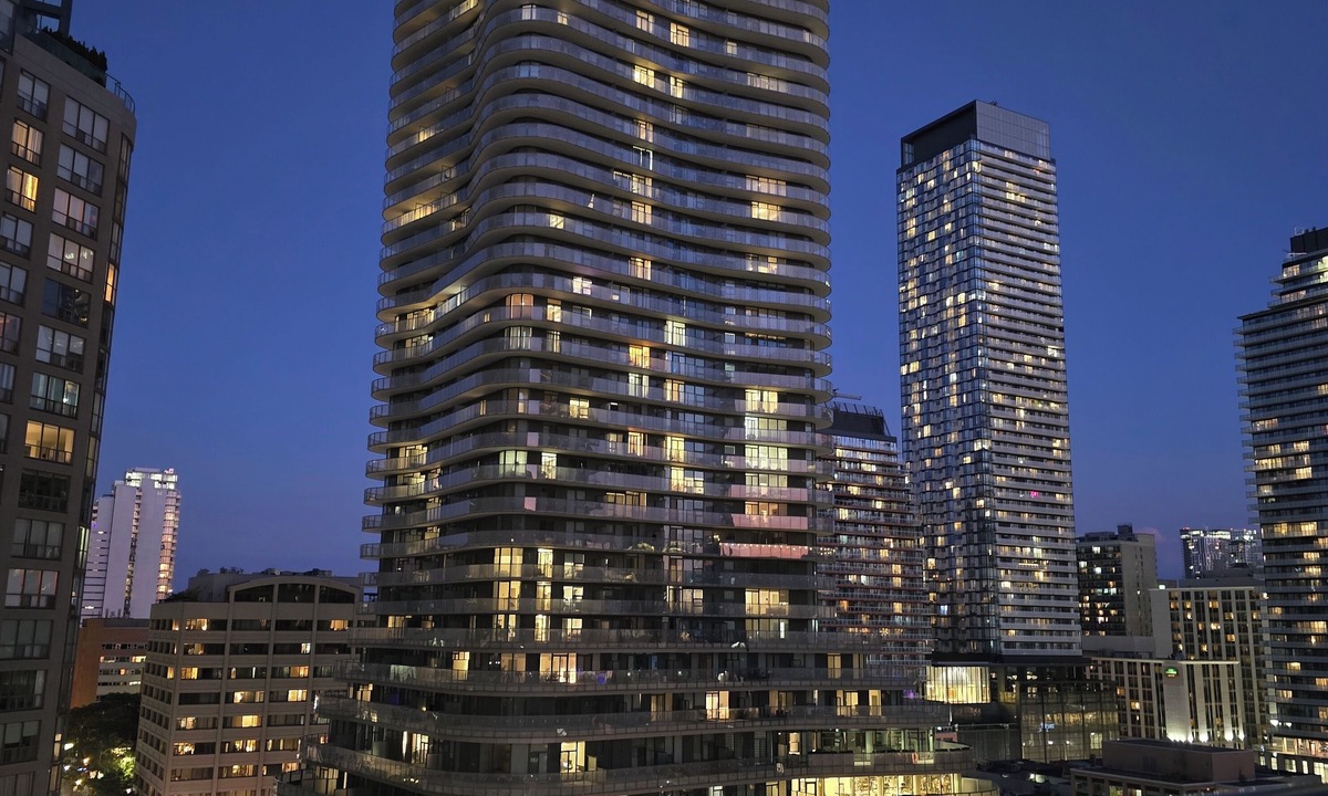 Bay Cloverhill Condo | Luxurious City Retreat with Stunning Views, Modern Amenities & Prime Location!nn