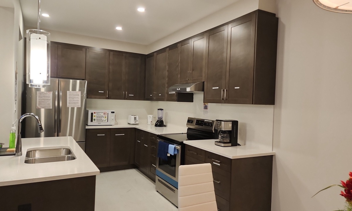 Ottawa Division House | Chic Urban Retreat: 4 Bedroom &3.5 Bath w/Parking+Kitchen & Self Check-In-Kanata