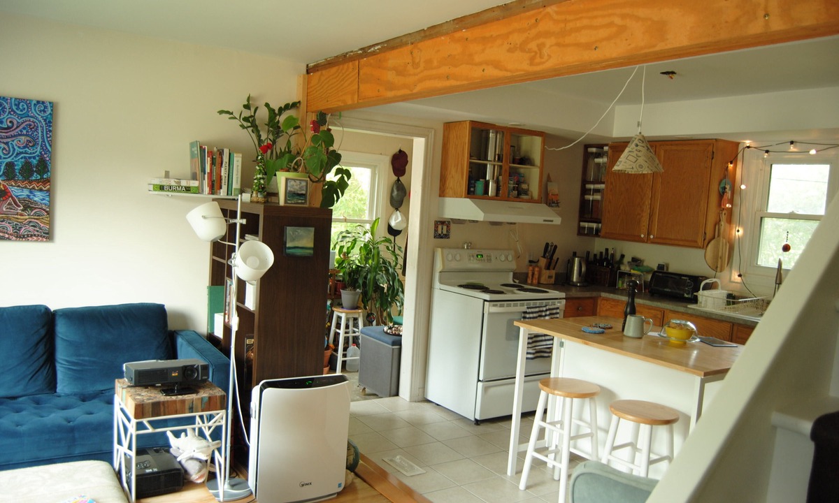 Kingston House | Bee happy house central to Kingston and near historical Portsmouth Village