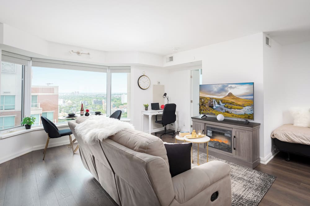 Midtown Toronto House | Luxury 2BR in Yorkville Downtown Toronto with City View